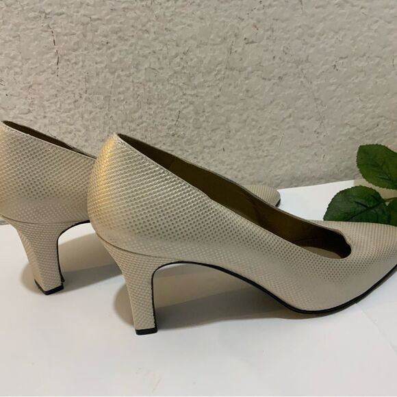 Stuart Weitzman Classic Neutral Pump Heel Fashion Work Shoe 8 - Picture 6 of 10
